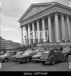 Pariser Bilder [Paris Street Life] Geparkte Autos für Madeleine Datum: 1965 Standort: Frankreich, Paris Stichwörter: Autos, Kirchen, Denkmäler, Straßenplastiken Stockfoto