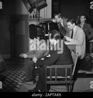 Filmregisseur Gerard Rutten im Filmstudio Gerard Rutten (mit alpino) am Set mit dem Filmproduzenten Joop Geesink (vorne) Anmerkung: Joop Geesink ist der Schöpfer von Loeki de Leeuw Datum: 10. Dezember 1953 Ort: Amsterdam Schlagwörter: Kameras, Kameraleute, Filmstudios, Regisseure, Arbeitsaufnahmen persönlicher Name: Geesink, Joop, Rutten, Gerard Stockfoto