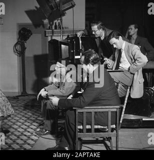 Filmregisseur Gerard Rutten im Filmstudio Gerard Rutten (mit alpino) am Set mit dem Filmproduzenten Joop Geesink (vorne) Anmerkung: Joop Geesink ist der Schöpfer von Loeki de Leeuw Datum: 10. Dezember 1953 Ort: Amsterdam Schlagwörter: Kameras, Kameraleute, Filmstudios, Regisseure, Arbeitsaufnahmen persönlicher Name: Geesink, Joop, Rutten, Gerard Stockfoto