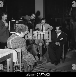 Filmregisseur Gerard Rutten im Filmstudio Gerard Rutten (mit alpino) am Set mit dem Filmproduzenten Joop Geesink (rechts) Anmerkung: Joop Geesink ist der Schöpfer von Loeki de Leeuw Datum: 10. Dezember 1953 Ort: Amsterdam Schlagwörter: Schauspieler, Kameras, Kameraleute, Filmstudios, Regisseure, Arbeitsaufnahmen persönlicher Name: Geesink, Joop, Rutten, Gerard Stockfoto