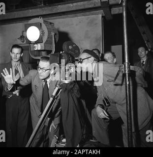 Filmregisseur Gerard Rutten im Filmstudio Gerard Rutten überprüft Kameraposition Datum: 10. Dezember 1953 Standort: Amsterdam Schlagwörter: Kameras, Filmstudios, Regisseure, Arbeitsaufnahmen persönlicher Name: Rutten, Gerard Stockfoto