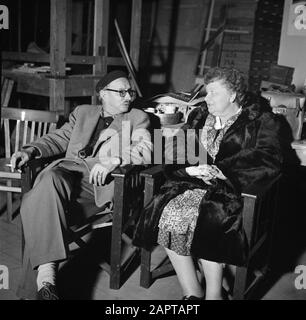 Filmregisseur Gerard Rutten im Filmstudio Gerard Rutten on Set im Gespräch mit einer Schauspielerin Datum: 10. Dezember 1953 Ort: Amsterdam Schlagwörter: Schauspieler, Filmstudios, Regisseure, Arbeitsaufnahmen persönlicher Name: Rutten, Gerard Stockfoto