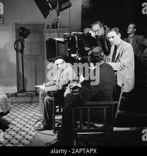 Filmregisseur Gerard Rutten im Filmstudio Gerard Rutten am Set mit dem Filmproduzenten Joop Geesink (auf der Rückseite zu sehen) Anmerkung: Joop Geesink ist der Schöpfer von Loeki de Leeuw Datum: 10. Dezember 1953 Standort: Amsterdam Schlüsselwörter: Kameras, Kameraleute, Filmstudios, Regisseure, Arbeitsaufnahmen persönlicher Name: Geesink, Joop, Rutten, Gerard Stockfoto