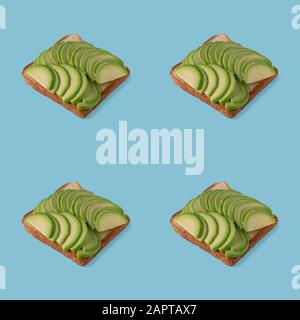 Toast mit Avocado-Scheiben auf blauem Hintergrund Stockfoto