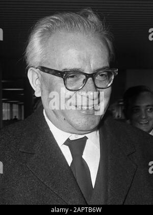 Aankomst Hongaarse Minister van buitenlandse zaken op Schiphol; Minister Janos Peter en Minister Joseph Luns 26. april 1970 Stockfoto