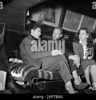 Das Segel-Hausboot Siegfried & Erik am Ufer der seine Company an Bord des Schiffes Siegfried & Erik, in Paris Datum: 1950 Standort: Frankreich, Paris Schlüsselwörter: Besucher, Innenräume, Rauchen, Wein Stockfoto