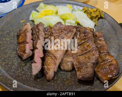 Nahaufnahme der leckeren gegrillten Zunge aus Wagyu-Rind, gegessen in Sendai, Japan Stockfoto
