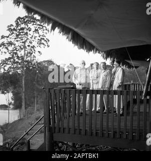Niederländische Antillen und Suriname zur Zeit des königlichen Besuchs von Königin Juliana und Prinz Bernhard im Jahr 1955 Firma auf der Terrasse des Gasthauses in Brokopondo. Von links nach rechts das Paar De Greve, Mr. De Nit, Lou Hulsebos und Mr. Van Zuylen Datum: Oktober 1955 Ort: Brokopondo, Suriname Schlüsselwörter: Landschaften, Wohnungen persönlicher Name: Greve, I.R.J. de, Greve, Jo de, Hulsebos, Lou, Not, de, Zuylen, of Stockfoto