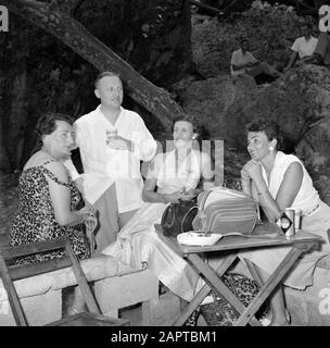 Niederländische Antillen und Suriname zur Zeit des königlichen Besuchs von Königin Juliana und Prinz Bernhard im Jahr 1955 Firma auf einer Party, wahrscheinlich in Curaçao. Auf der linken Seite Frau Van der Poll, neben ihrem Herrn Van der Meer. Die beiden anderen Frauen heißen Rietje Roelofs und Jannetje Datum: 1. Oktober 1955 Ort: Curaçao, Niederländische Antillen Schlüsselwörter: Partys, Mahlzeiten persönlicher Name: Meer, [.] van der, Poll-Eschen, Hildegard van der, Roelofs, Rietje Institutionenname: Krankenhaus San Pedro Stockfoto