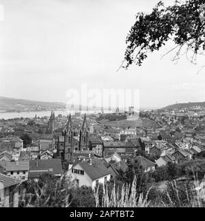 Rheinnavigation, Bericht über Wohnen und Arbeiten an Bord eines Rheinschiffes Blick auf die Bingen am Rhein mit Burg Klopp Datum: 1. april 1955 Standort: Bingen, Deutschland, Westdeutschland Schlagwörter: Hügel, Burgen, Flüsse, Stadtplastiken Stockfoto