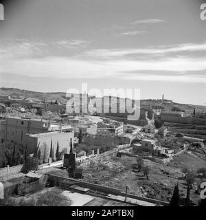 Israel 1948-1949 Blick auf die Zitadelle von Jerusalem mit links im Vordergrund die französische Botschaft und diagonal über dem Jaffa-Hafen mit dem Turm von David der Zitadelle Datum: 1948 Ort: Frankreich, Israel, Jaffa, Jerusalem Schlüsselwörter: Botschaften, Architektur, Gebäude, Hügel, Kirchenbauten, Kirchtürme, Landschaften, Zäune, Stadtmauern, Stadttore, Türme, Täler, Festungen, Straßen persönlicher Name: David (König) Stockfoto