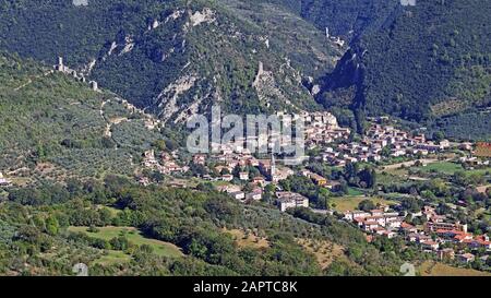 Blick auf den Weiler ferentillo und die Ruinen seiner Festungen, valnerina, umbrien, italien Stockfoto