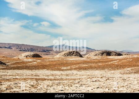 Blick auf die Landschaft mit verdunstten Salzhöckern, Valle de la Luna, Atacama-Wüste. Chile Stockfoto