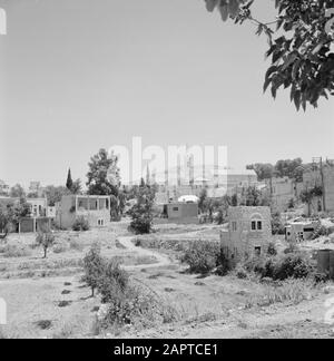 Israel 1964-1965. Ein-Karem Blick auf das Dorf Ein Karem. Anmerkung: Ein Karem, südwestlich von Jerusalem, ist ein schönes Dorf, das hauptsächlich von christlichen Pilgern und Touristen besucht wird, weil Johannes der Täufer hier geboren wurde und dort mit seiner Mutter Elisabeth lebte. Datum: 1964 Ort: Ein Karem, Israel Schlüsselwörter: Dörfer, Panorama Stockfoto