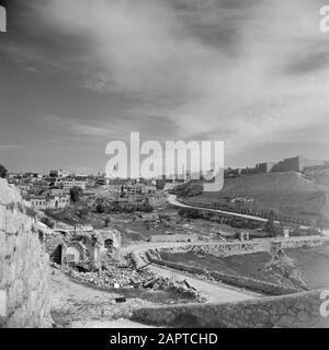 Israel 1948-1949 Blick auf das Niemandsland entlang der Mauer der antiken Stadt Jerusalem zwischen dem arabischen und dem israelischen Teil der Stadt. Im Hintergrund in der Mauer, dem Jaffa-Hafen und dem sogenannten Davidsturm in der Nähe der Zitadelle, der auf dem Fundament eines Turms aus der Zeit von Herodes Date: 1948 errichtet wurde Ort: Israel, Jerusalem Schlüsselwörter: Hügel, Kirchtürme, Landschaften, Stadtmauern, Stadttore, Türme, verwüsten, Befestigungen, Straßen persönlicher Name: David (König), Herodes der Große (König) Stockfoto