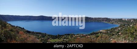 Blick auf den albaner See mit Castel Gandolfo Stockfoto