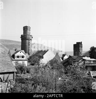 Rheinnavigation, Bericht vom Schleppschiff Damco 9: Westdeutschland Blick auf Oberwesel in Bezug auf den Ochsenturm und den Katzenturm Datum: 1. April 1955 Standort: Deutschland, Oberwesel, Westdeutschland Schlagwörter: Ruinen, Stadtansichten, Türme Stockfoto