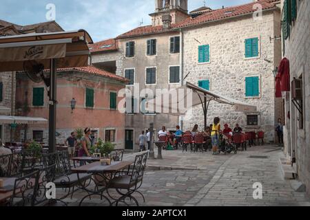 Montenegro, 20, 27, Sept 22, 2019: Einer der Plätze mit Cafes in Kotor Stockfoto