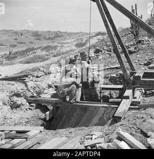 Reise nach Suriname und den niederländischen Antillen Goldbergbau bei Bushiribana auf Aruba Anmerkung: Goldbergbau wurde 1946 nach dreißig Jahren wieder aufgenommen, erwies sich aber als unprofitabel Datum: 1947 Standort: Aruba Schlüsselwörter: Arbeiter, Prospektoren Stockfoto