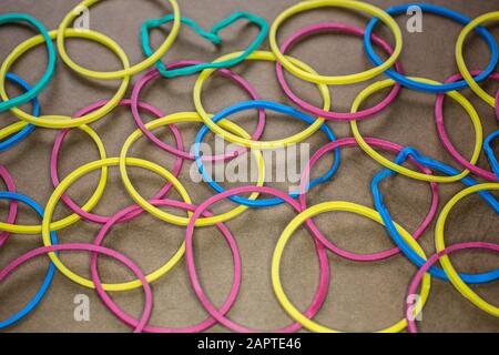Gummibänder verschiedener Farben, die in einen Ball gestreckt sind Stockfoto