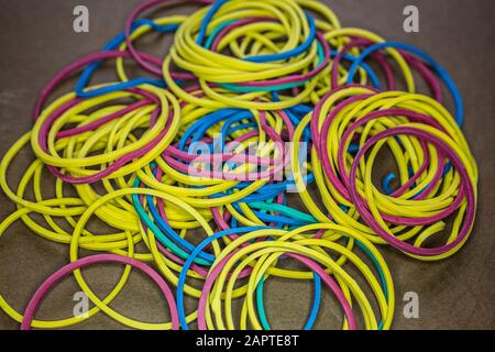 Gummibänder verschiedener Farben, die in einen Ball gestreckt sind Stockfoto