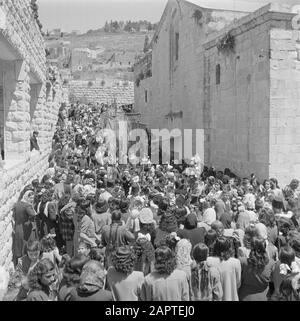 Israel 1948-1949: Galiläa Griechisch-orthodoxe Gläubige an der Ostermorsche während einer Prozession mit Kerzen in den Straßen von Nazaret Datum: 1948 Ort: Israel, Nazareth Schlüsselwörter: Kerzen, Prozessionen, religiöse Feiertage, religiöse Objekte, Straßenstatuen, Banner, Beleuchtung Stockfoto