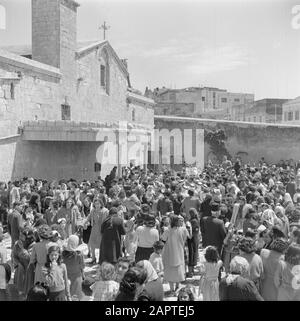 Israel 1948-1949: Galiläa Griechisch-orthodoxe Gläubige an Ostertagen während einer Prozession mit Kerzen, Bannern und Laternen auf dem Mariabron auf dem Vorplatz der Kirche Mariä Verkündigung in Nazaret Datum: 1948 Ort: Israel, Israel, Nazareth Schlüsselwörter: Architektur, Kerzen, Kinder, Plätze, Prozessionen, religiöse Feiertage, religiöse Objekte, Banner Personenname: Maria Stockfoto