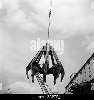 Rheinnavigation, Bericht vom Motorschiff Damco 230: Schweiz Kran im Hafen Basel-Kleinhüningen Datum: 1. April 1955 Standort: Basel, Schweiz Schlagwörter: Häfen, Kräne, Be- und Entladen, Schrott Stockfoto