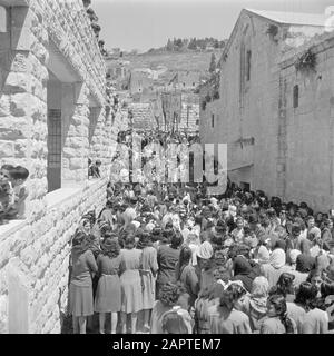 Israel 1948-1949: Galiläa Griechisch-orthodoxe Gläubige an der Ostermorsche während einer Prozession mit Kerzen, Bannern und Laternen in den Straßen von Nazareth Datum: 1948 Ort: Israel, Nazareth Schlüsselwörter: Kerzen, Kinder, Prozessionen, religiöse Feiertage, religiöse Objekte, Straßenstatuen, Banner, Beleuchtung Stockfoto