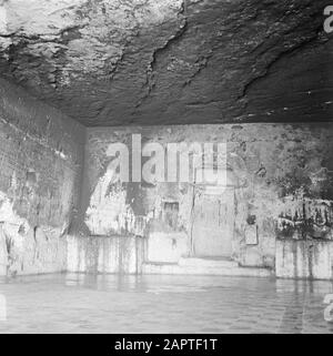 Israel 1948-1949: Haifa, Höhle des Propheten Elijah Großes Zimmer mit gefliestem Boden in der Höhle des Propheten Elijah Anmerkung: Im Islam wird Elijah als Al Hadar Datum bezeichnet: 1948 Ort: Haifa, Israel Schlüsselwörter: Höhlen, Wände, Fliesen Stockfoto