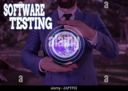 Textzeichen mit Softwaretests. Anhand von Geschäftsfotos wird die Funktionalität einer Softwareanwendung In diesem von zur Verfügung gestellt Bild bewertet Stockfoto