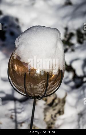 Bunte Glaskugeln in der Winterlandschaft Stockfoto