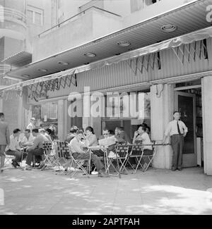 Israel 1964-1965: Tel Aviv, Allenby Road Halbüberdachte Terrasse des Cafés Ravel Annotation: Spezielle Stühle mit Sitz und Rückenlehne aus gewebtem Band Datum: 1964 Ort: Israel, Tel Aviv Schlüsselwörter: Cafés, Straßenbilder, Terrassen Stockfoto
