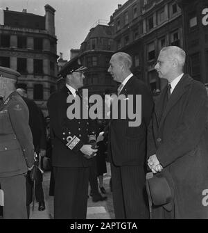 HIE [Holland in England]/Anefo London Serie Gedenken an die deutsche Invasion der Niederlande in den zerstörten Austin Friars. Prinz Bernhard im Gespräch mit Sir Neville Bland, britischer Botschafter bei der niederländischen Regierung Datum: 11. Mai 1944 Ort: Großbritannien, London Schlagwörter: Diplomaten, Gedenkfeiern, Königshaus, Fürsten, Zweiter Weltkrieg persönlicher Name: Bernhard (Prinz Niederlande), Bland, Neville Stockfoto