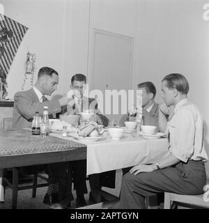 Naher Osten 1950-1955: Libanesische Männer zum Mittagessen Datum: 1950 Ort: Libanon Schlüsselwörter: Mahlzeiten, Männer Stockfoto