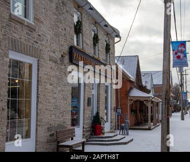 Der Pakenham General Store in einer kleinen Stadt in Mississippi Mills ist in den Wochen vor dem saisonalen Winterurlaub zu Weihnachten eingerichtet. Stockfoto