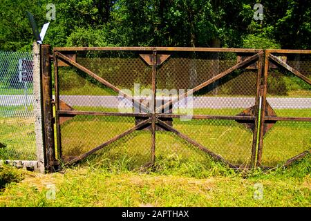 Behrungen, THÜRINGEN, DDR-DENKMAL, DEUTSCHLAND - 27. JUNI 2019 Ehemaliger Grenzzaun der innerdeutschen Grenzen DDR zu Deutschland bei Behrungen Stockfoto