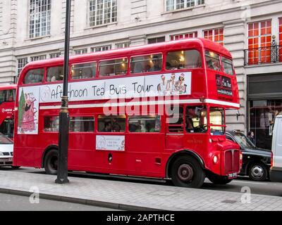 London, Großbritannien - 21. Dezember 2015 Heritage Routemaster Bus wurde von 1956 bis 2005 in London betrieben, am Tag am 21. Dezember 2051 in London, Großbritannien. Das offene Stockfoto