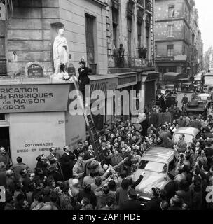 Fest von Sainte Cathérine in Paris, der Urlaub der französischen Modehäuser am 25. November Ist Die Statue von Sainte Cathérine in der Fassade eines Ladens in der Rue de Cléry mit Blumen dekoriert Anmerkung: In Paris wird das fest der "Sainte Cathérine" von Mädchen gefeiert, die mit 25 Jahren noch unverheiratet sind und in der Modebranche arbeiten. Sainte Cathérine ist ihr Patronatsdatum: {1950-1955} Ort: Frankreich, Paris Schlüsselwörter: Feiertage, Fassaden, Statuen von Heiligen, Leitern, Publikum, Straßenbilder Stockfoto