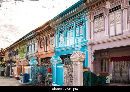 Farbenfrohe Peranakan-Häuser. Das Wort Peranakan verwendete die Einheimischen, um ausländische Einwanderer anzusprechen, die Familien in Singapur, Singapur, niedergelassen haben Stockfoto