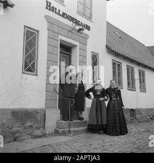 Familie Birchsen auf ihrem Bauernhof Hollaendergaard Die Familie Birchsen vor der Haustür ihres Bauernhofes mit den richtigen Töchtern in der Tracht Datum: März 1954 Ort: Dänemark, Laden Magleby Schlüsselwörter: Bauernhöfe, Bauern, Türen, Töchter, Familien, Kinder, traditionelle Trachten, Eltern, Volkskultur persönlicher Name: Birchsen, Stockfoto