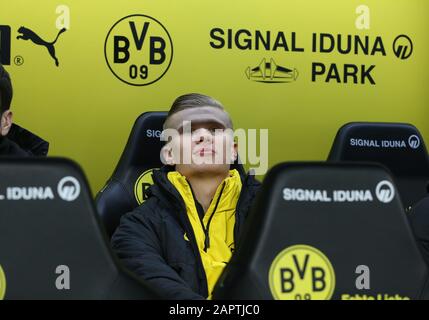 Dortmund, Deutschland. Januar 2020. Firo: 24.01.2020, Fußball, 1.Bundesliga, Saison 2019/2020, BVB, Borussia Dortmund - 1.FC Köln Erling HAALAND, BVB auf der Bank weltweite Nutzung Credit: Dpa/Alamy Live News Stockfoto