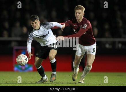 Jason Knight (links) von Derby County und Ryan Watson von Northampton Town kämpfen im vierten Vorrundenspiel des FA Cup im PTS Academy Stadium in Northampton um den Ball. Stockfoto