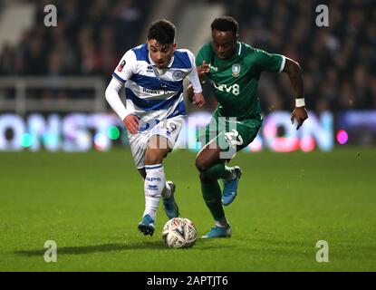 Der Ilias Chair der Queens Park Rangers (links) und der am Mittwoch in Sheffield ausgetragenen Moses Odubajo Kampf um den Ball während des vierten Runden Matches des FA Cups in der Loftus Road, London. Stockfoto