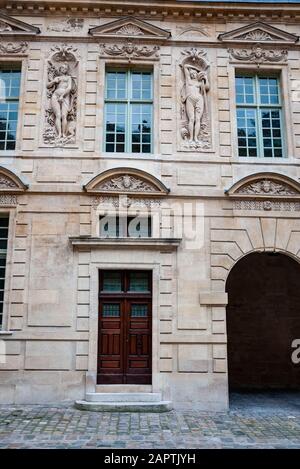 Außenfassade eines Pariser Gebäudes, Paris Frankreich Stockfoto