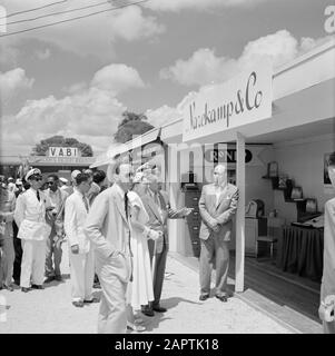 Niederländische Antillen und Suriname zur Zeit des königlichen Besuchs von Königin Juliana und Prinz Bernhard im Jahr 1955 Die königliche Gesellschaft für den Stand von Varekamp & Co auf der Surinamese Messe Datum: 28. Oktober 1955 Ort: Paramaribo, Suriname Schlüsselwörter: Besuche, Messen, Königinnen persönlicher Name: Bernhard, Fürst, Juliana, Königin Stockfoto
