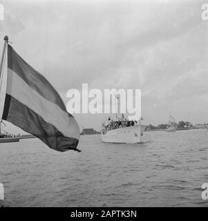 50 Jahre Regierungsjubiläum von Königin Wilhelmina Die königliche Yacht Piet Hein auf dem Weg zur Nationalflotte Schouw von Marineeinheiten, Fischereifahrzeugen, Yachten und Lastkähnen auf dem Buiten-IJ in Amsterdam Datum: 3. September 1948 Standort: Amsterdam, Noord-Holland Schlüsselwörter: Häfen, Jahrestage, Königshaus, Schiffe, Flaggen Stockfoto