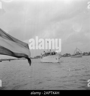 Regierungsjubiläum von Königin Wilhelmina Die königliche Yacht Piet Hein auf dem Weg zur Nationalflotte Schouw von Marineeinheiten, Fischereifahrzeugen, Yachten und Lastkähnen auf dem Buiten-IJ in Amsterdam. Datum: 3. September 1948 Ort: Amsterdam, Noord-Holland Schlüsselwörter: Häfen, Jahrestage, Königshaus, Schiffe, Flaggen Stockfoto