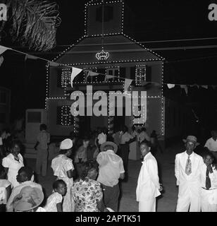 Niederländische Antillen und Suriname zur Zeit des königlichen Besuchs von Königin Juliana und Prinz Bernhard im Jahr 1955 Das Königspaar beim Empfang am Pasanggrahan in Philipsburg am Heiligen Martin. Hintergrund das Regierungsgebäude Datum: 25. Oktober 1955 Ort: Niederländische Antillen, Sint Maarten Schlüsselwörter: Feste, Königsbesuche Stockfoto