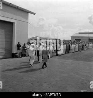 Niederländische Antillen und Suriname zum Zeitpunkt des königlichen Besuches von Königin Juliana und Prinz Bernhard im Jahr 1955 Das Königspaar am Kai des Hafen von Willemstad Datum: 18. Oktober 1955 Ort: Curaçao, niederländische Antillen, Willemstad Schlüsselwörter: Königliche Besuche Stockfoto